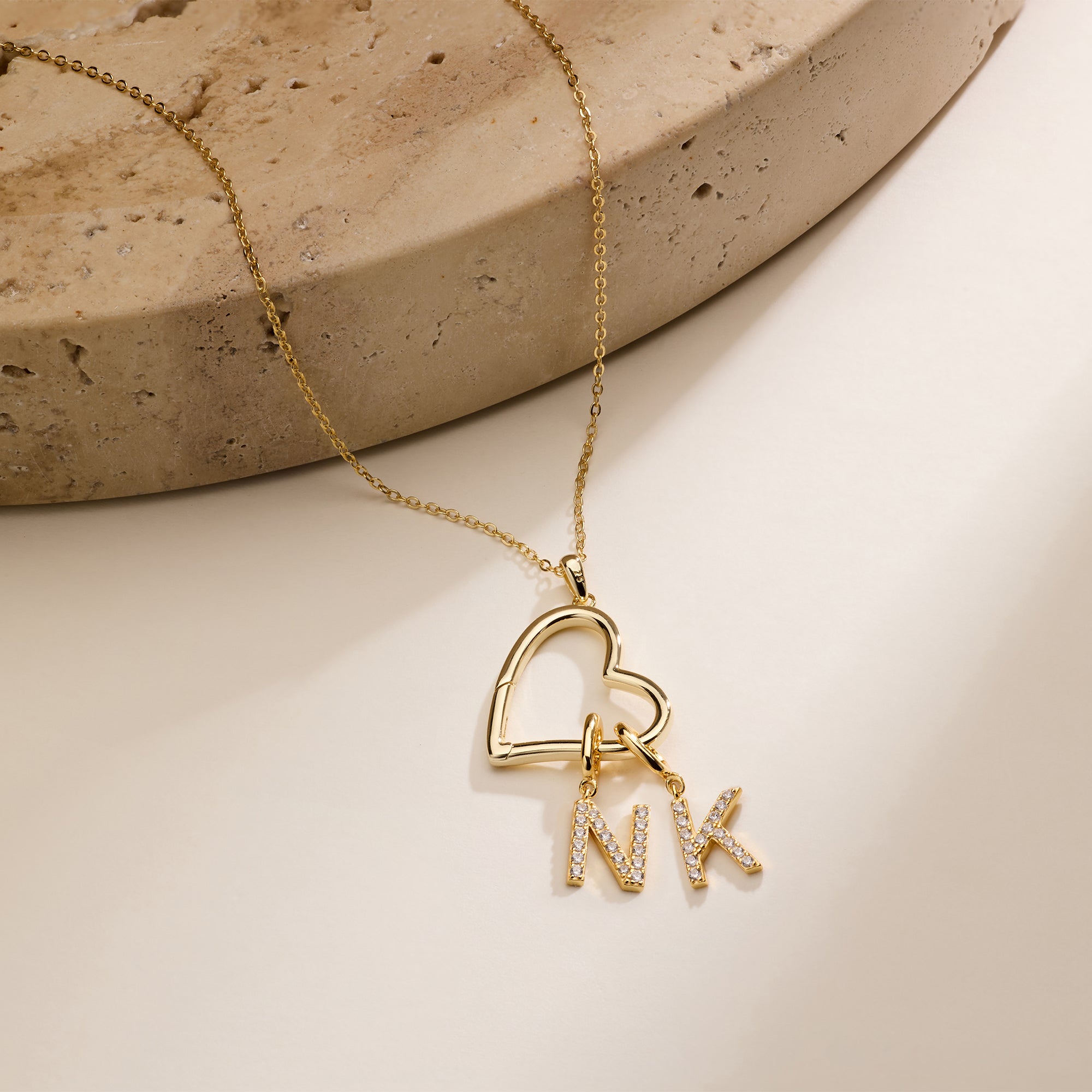 Initial Letter Necklace 18K Gold - สร้อยคอหัวใจเปิดแบบกำหนดเองได้ พร้อมจี้ตัวอักษร ชุบทอง 18K ทำจากสแตนเลสสตีล ดีไซน์สวยงาม