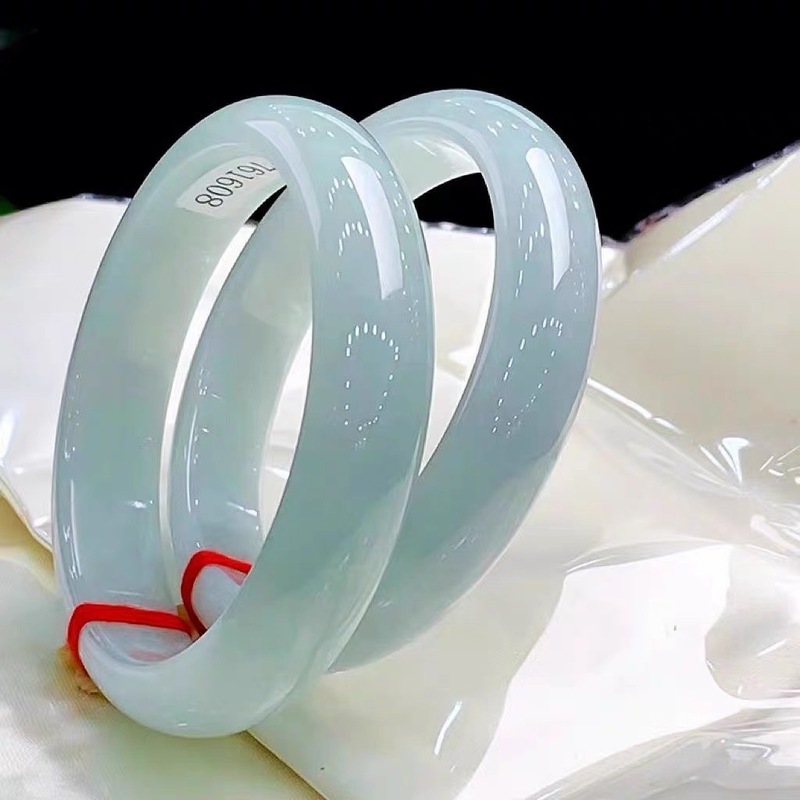 กำไลหยกพม่าสีเขียวอ่อนจากเหมือ - Bracelets บทวิจารณ์และราคา